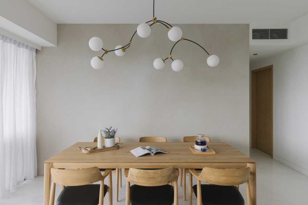 Modern Dining Room with Dining Table and Dining Chairs
