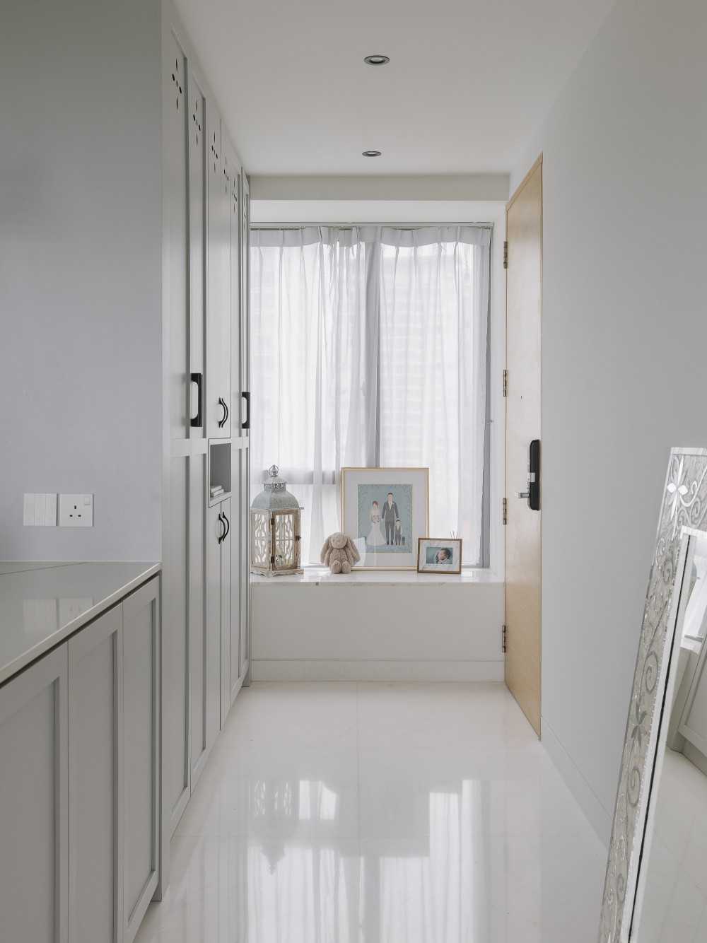 Modern Entryway with Mirror and Bay Window