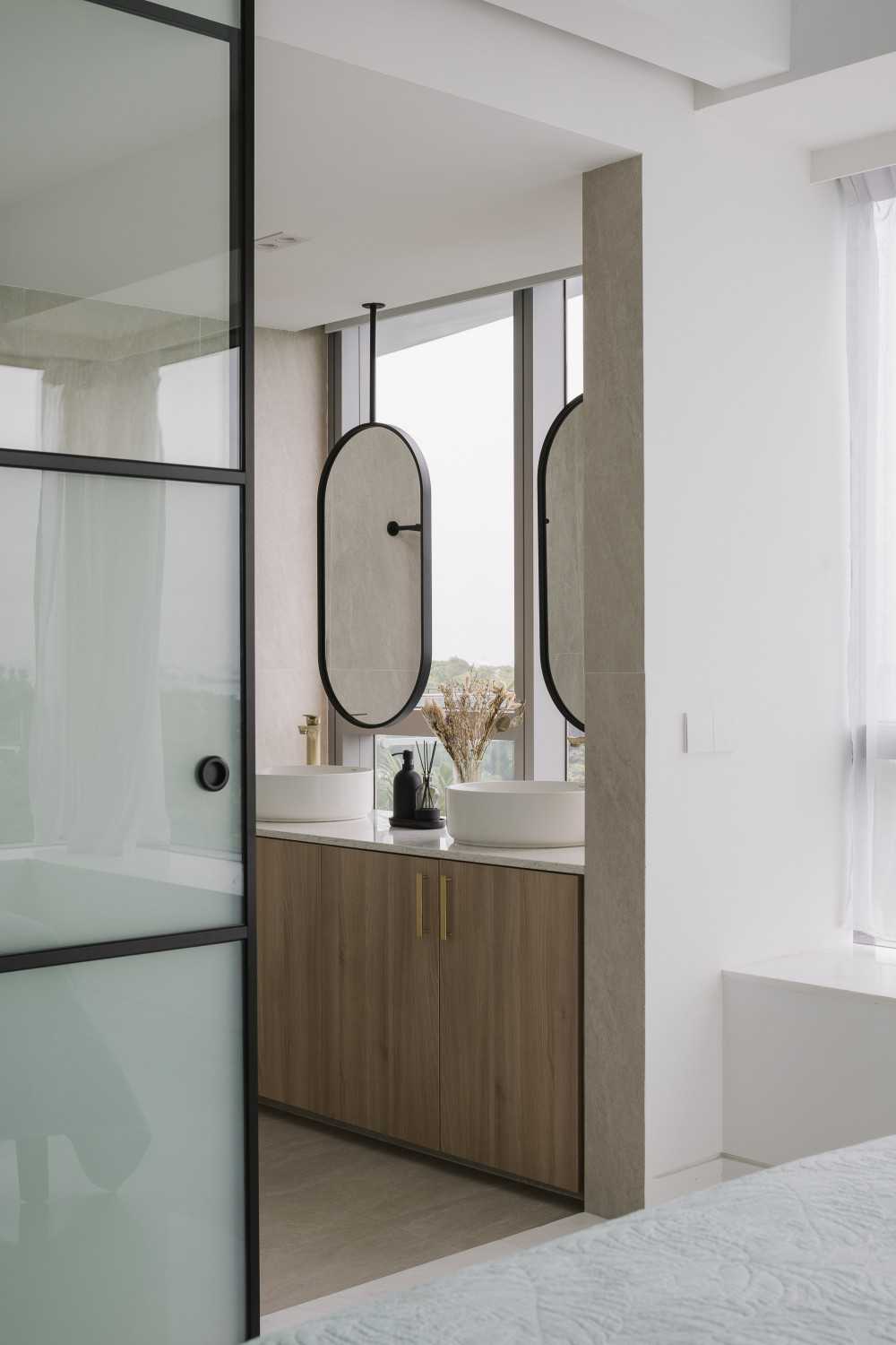 Modern Bathroom with Mirror and Bathroom Storage