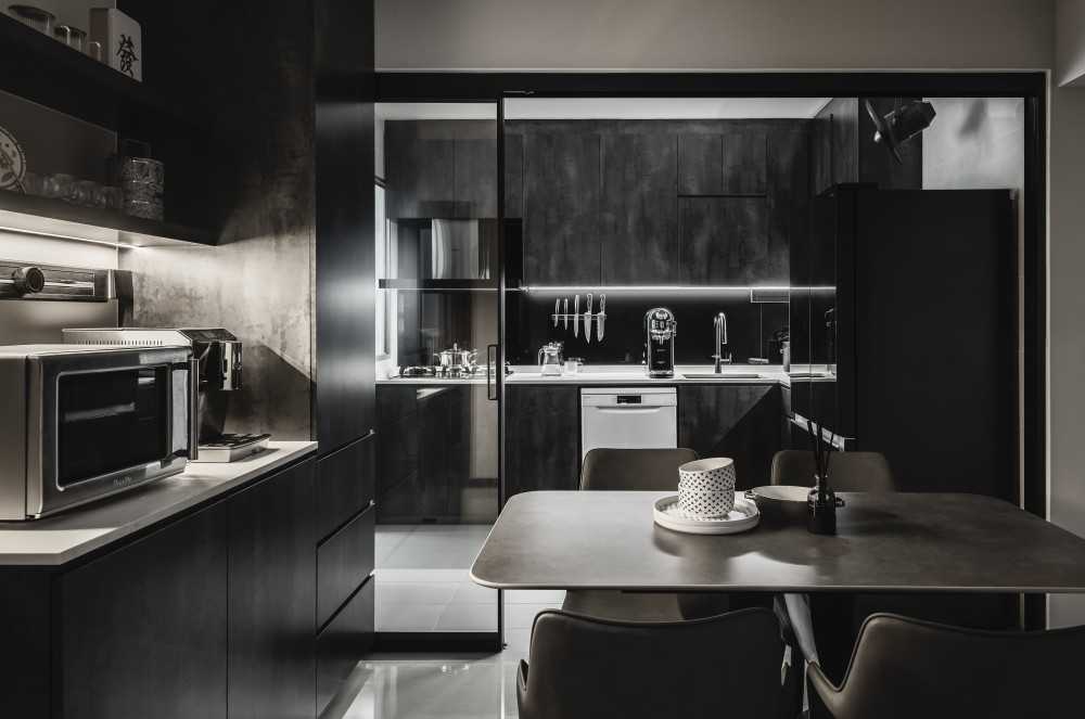 Contemporary Kitchen with Countertop and Kitchen Backsplash