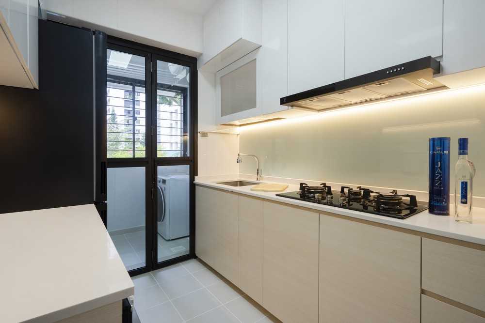 Contemporary Kitchen with Countertop and Homogeneous Tiles