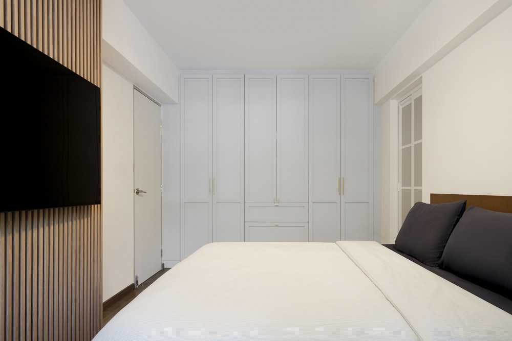 Country Bedroom with Vinyl Flooring and Wardrobe