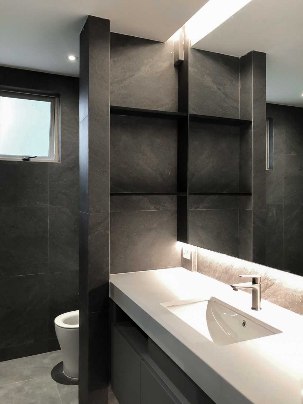 Modern Bathroom with Mirror and Bathroom Storage