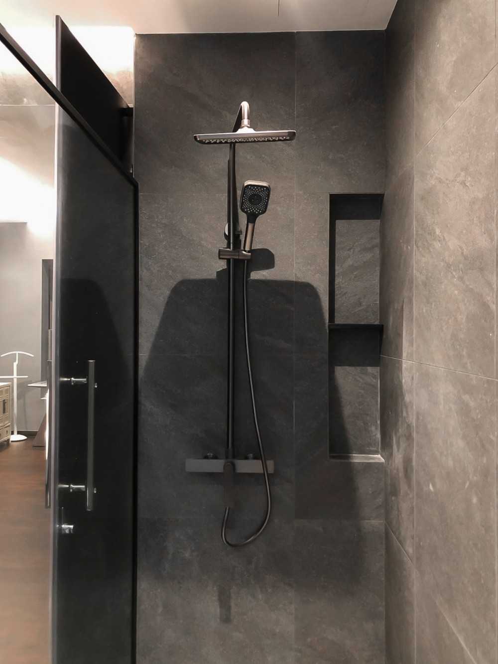 Modern Bathroom with Feature Wall and Mirror