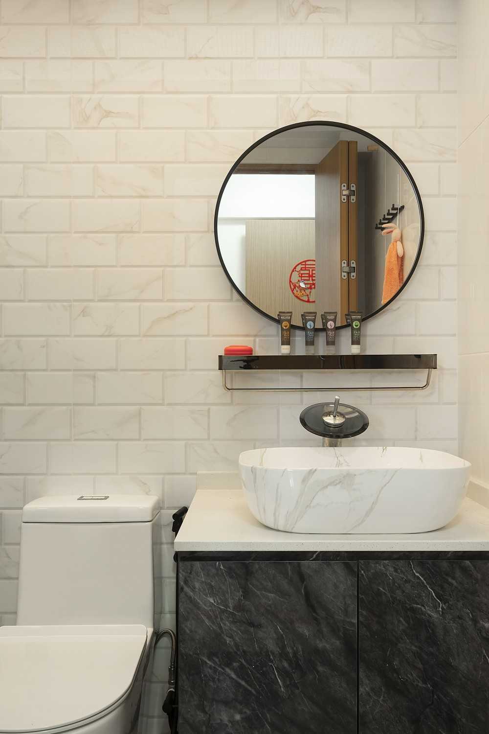 Scandinavian Bathroom with Countertop and Homogeneous Tiles