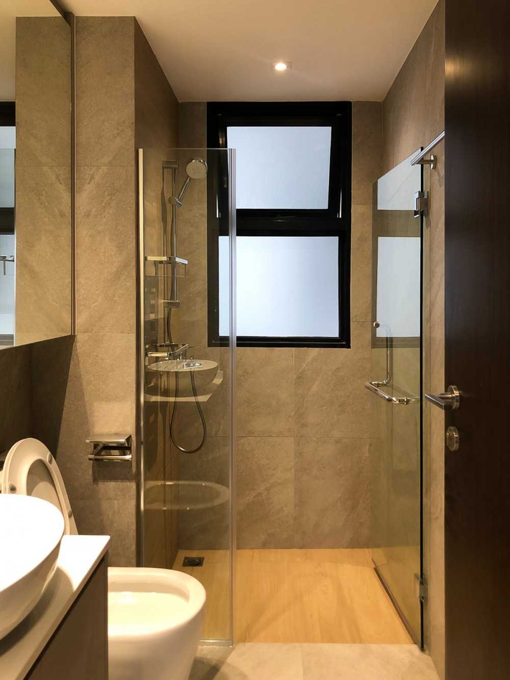 Modern Bathroom with Mirror and Bathroom Storage