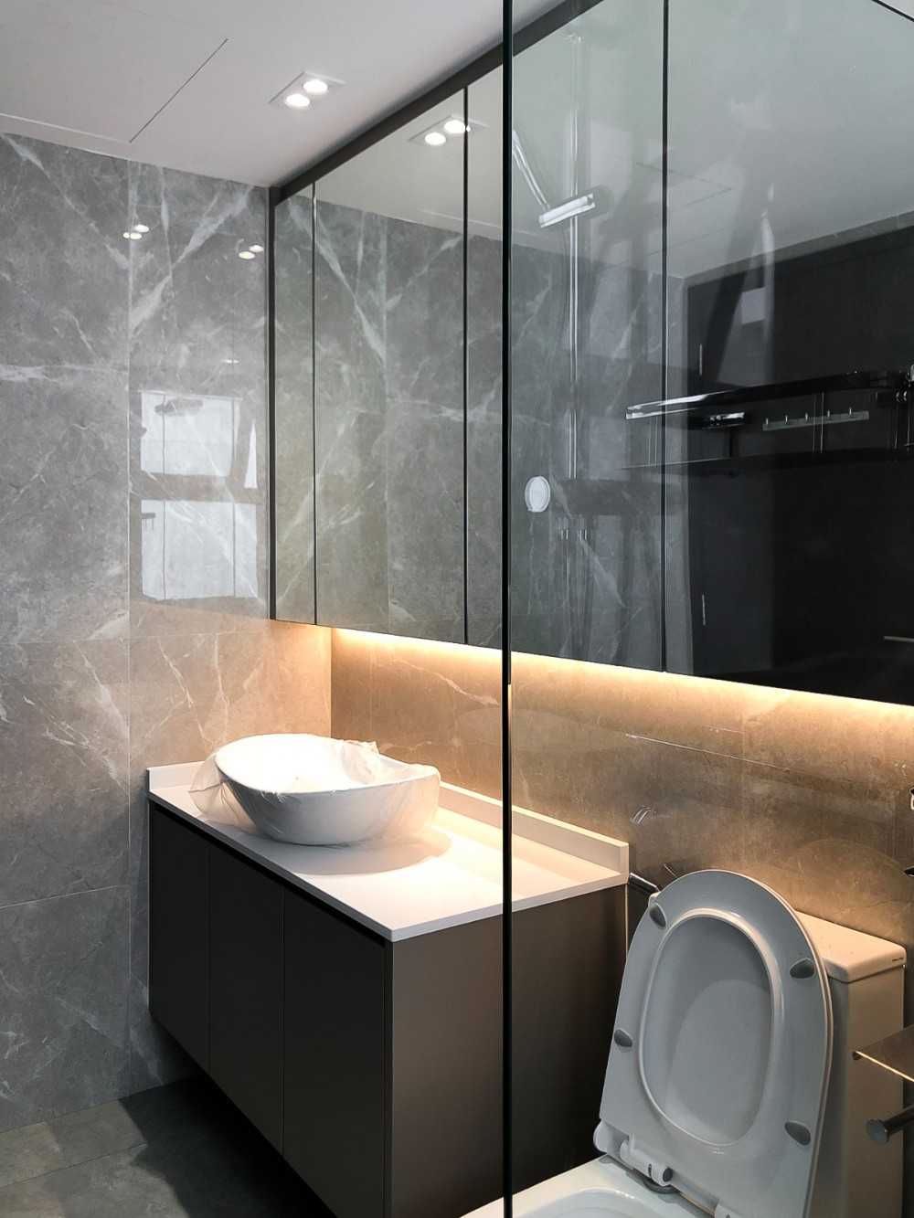 Modern Bathroom with Feature Wall and Mirror