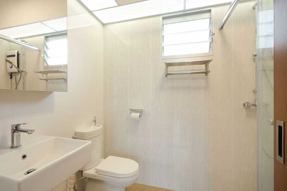 Scandinavian Bathroom with Homogeneous Tiles and Shower Screen