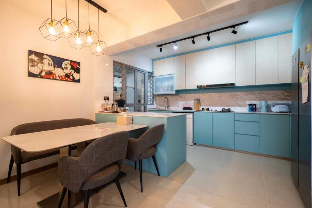 Modern Kitchen with Homogeneous Tiles and Kitchen Island