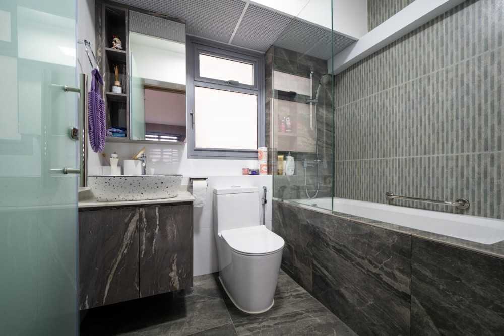 Modern Bathroom with Homogeneous Tiles and Herringbone Tiling