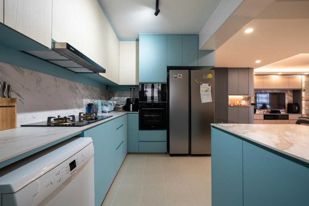 Modern Kitchen with Homogeneous Tiles and Kitchen Window