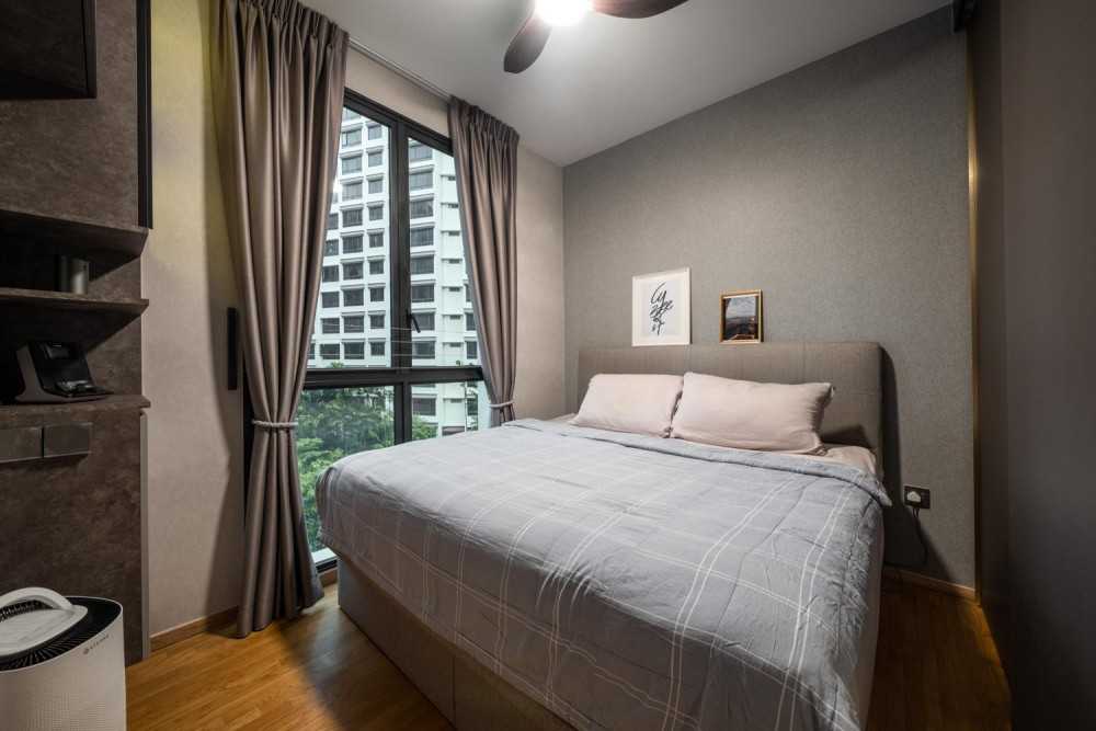 Modern Bedroom with Vinyl Flooring and Homogeneous Tiles