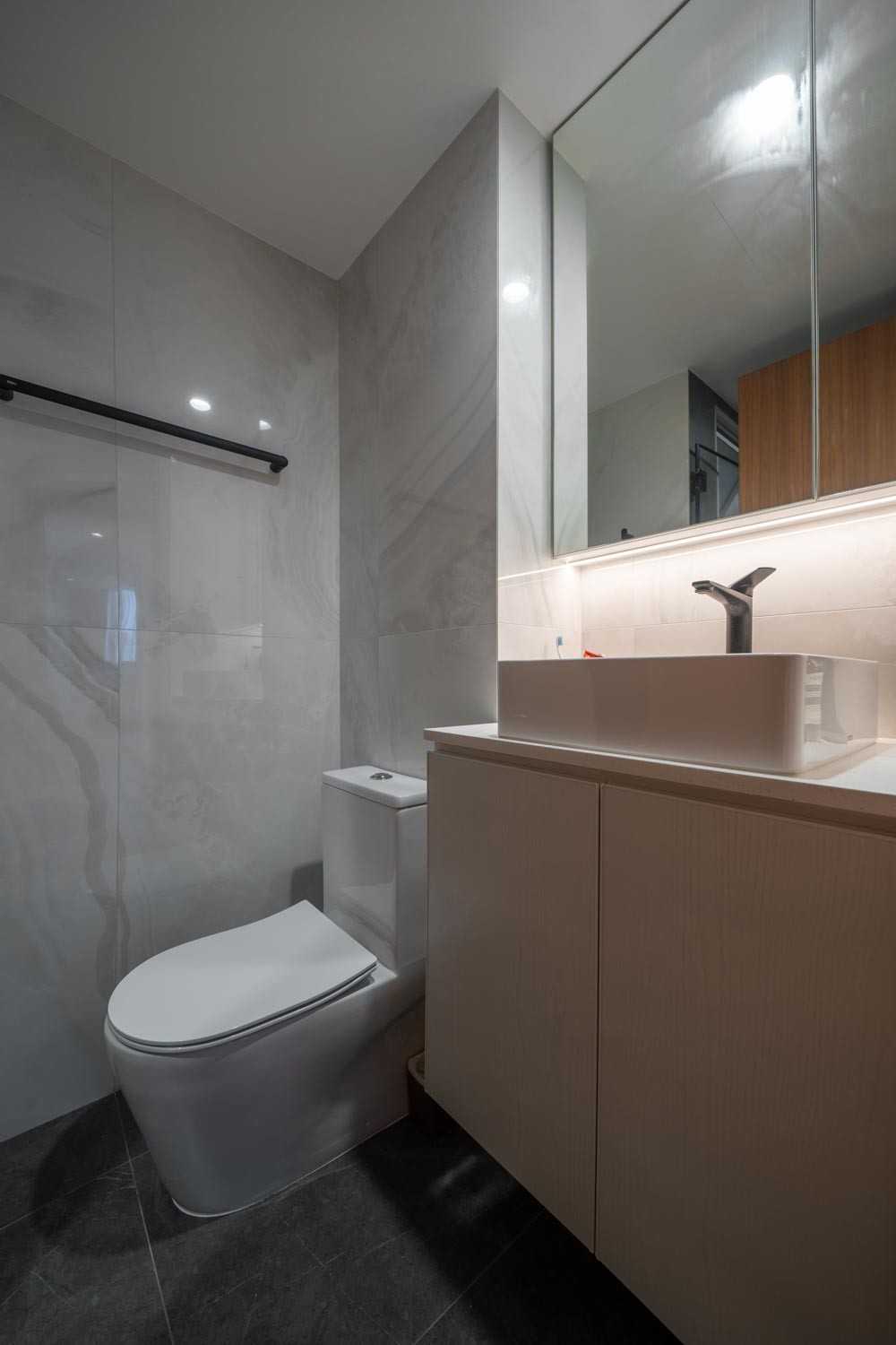 Modern Bathroom with Homogeneous Tiles and Wood Flooring