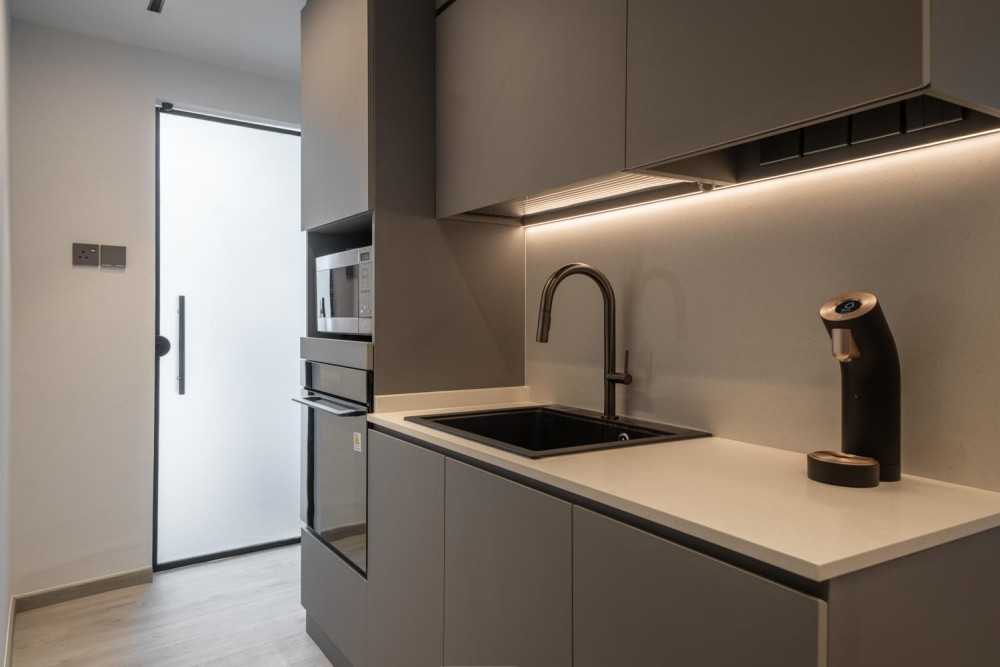 Modern Kitchen with Vinyl Flooring and Open Kitchen