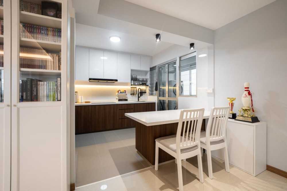 Modern Kitchen with Homogeneous Tiles and Kitchen Island