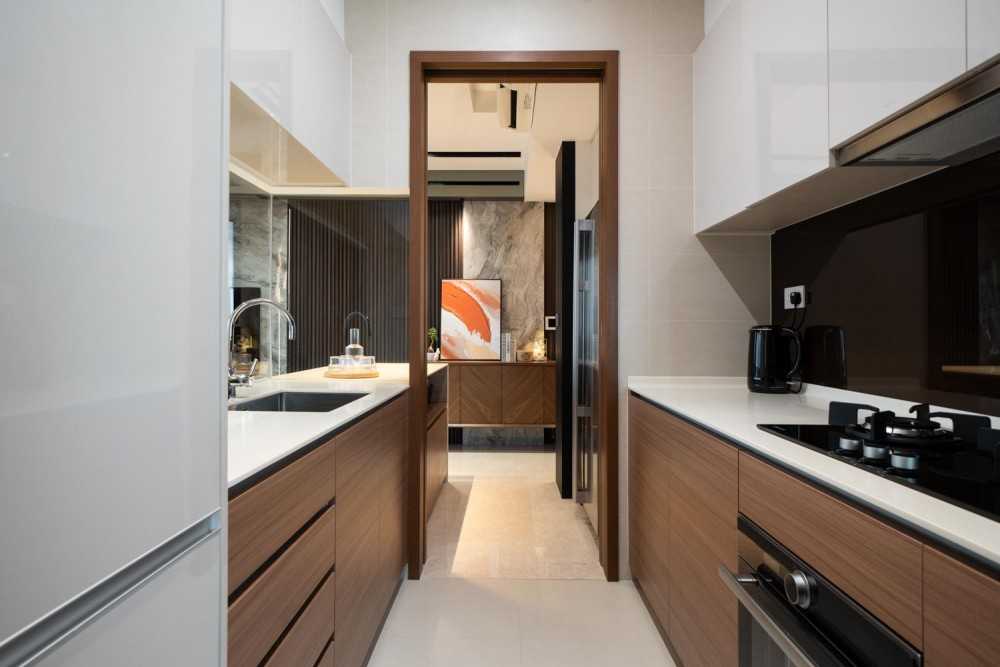Contemporary Kitchen with Homogeneous Tiles and Kitchen Island