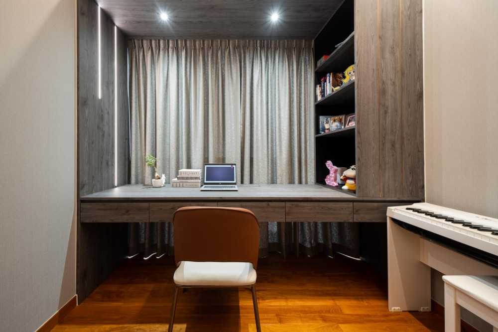 Contemporary Home Office with Bookshelf and Desk