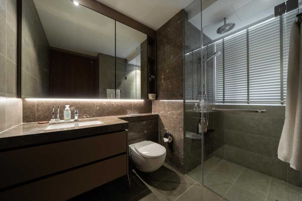 Contemporary Bathroom with Mirror and Bathroom Accessories