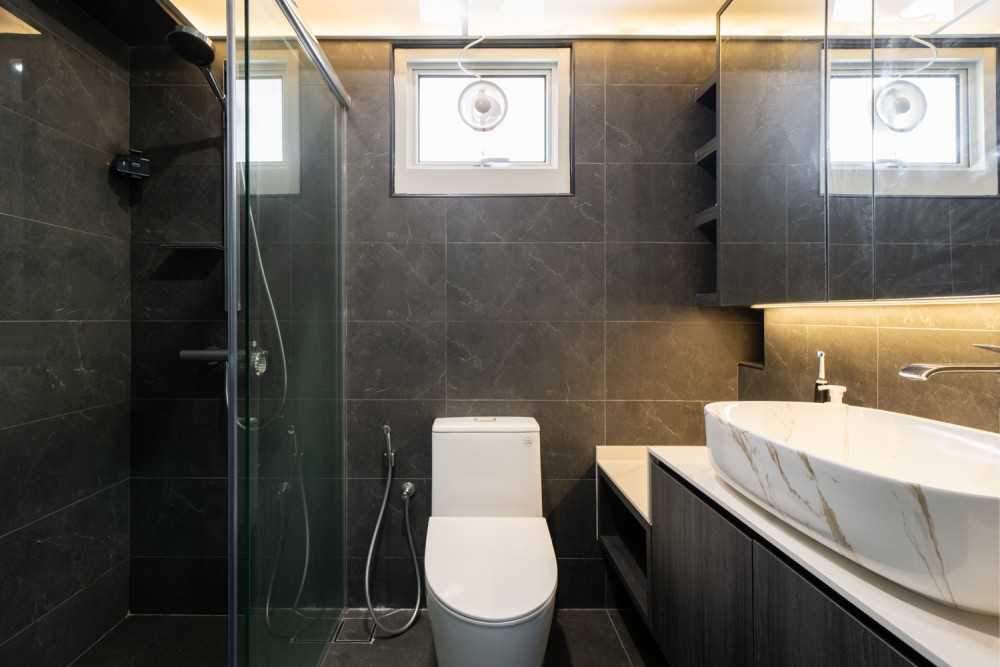 Contemporary Bathroom with Mirror and Bathroom Storage