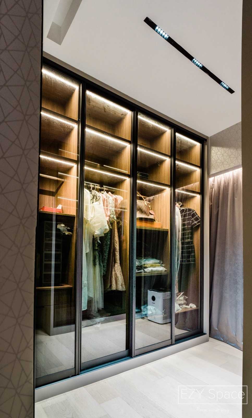 Modern Walk-in Wardrobe with Wardrobe and Sliding Wardrobe