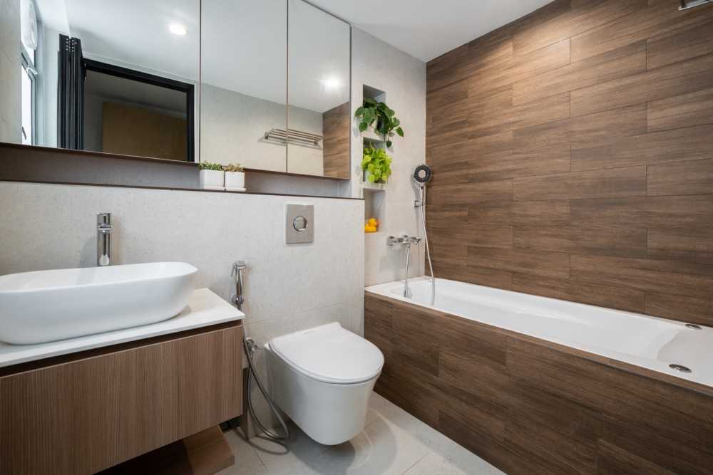 Modern Bathroom with Bathtub and Bathroom Sinks