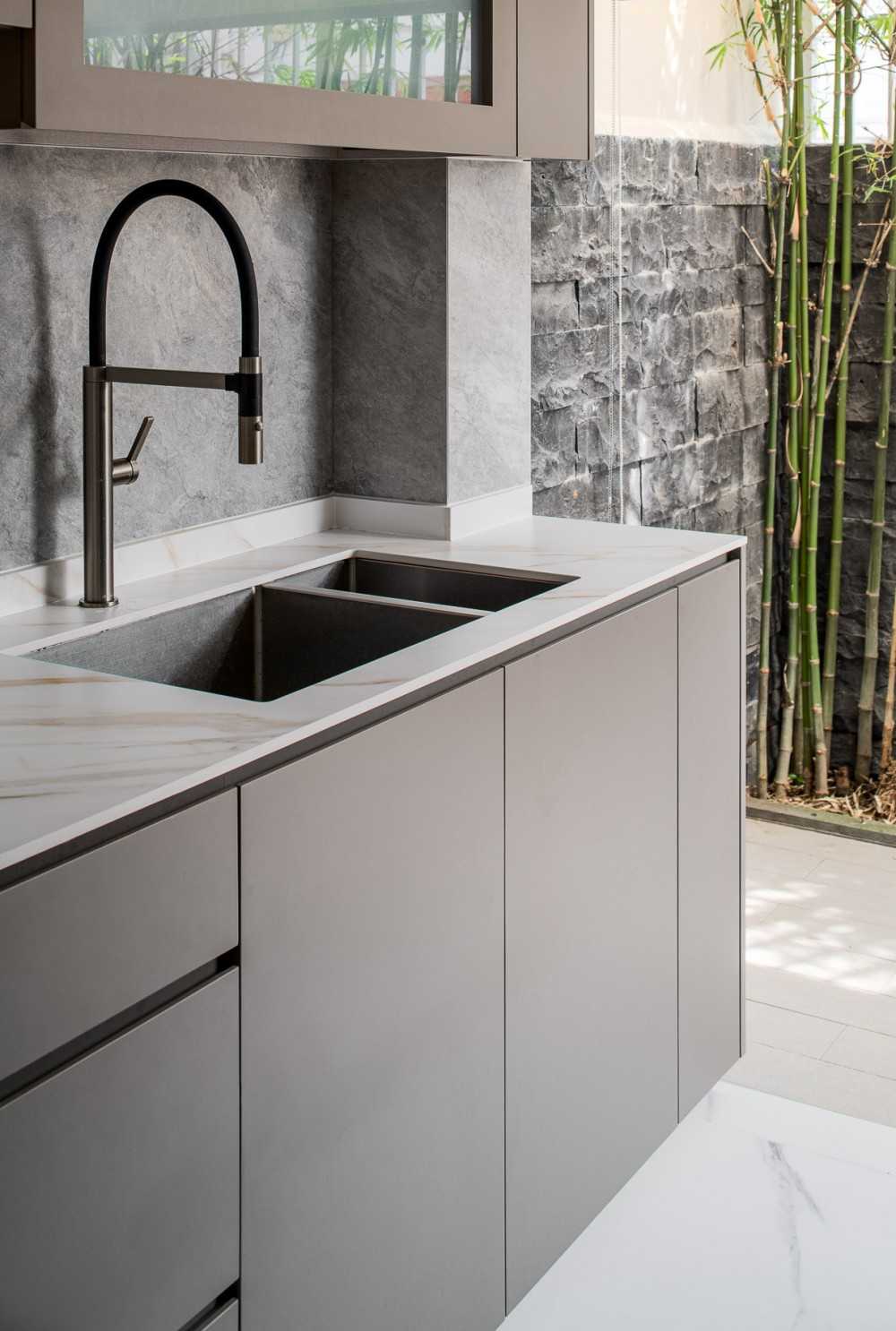 Contemporary Kitchen with Open Kitchen and Kitchen Backsplash
