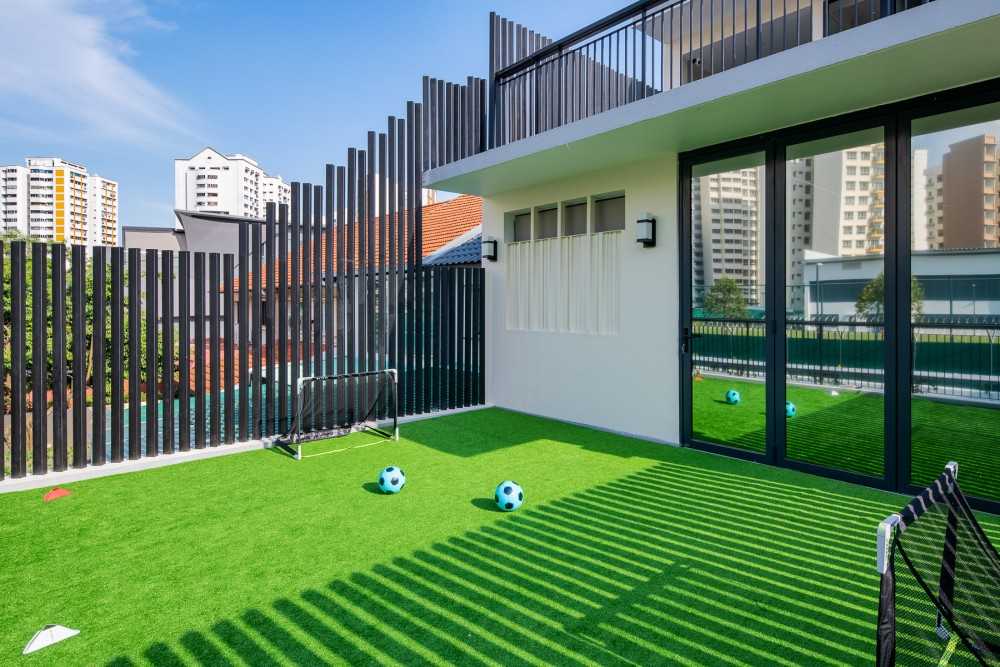 Contemporary Courtyard with Outdoor Table and Flooring