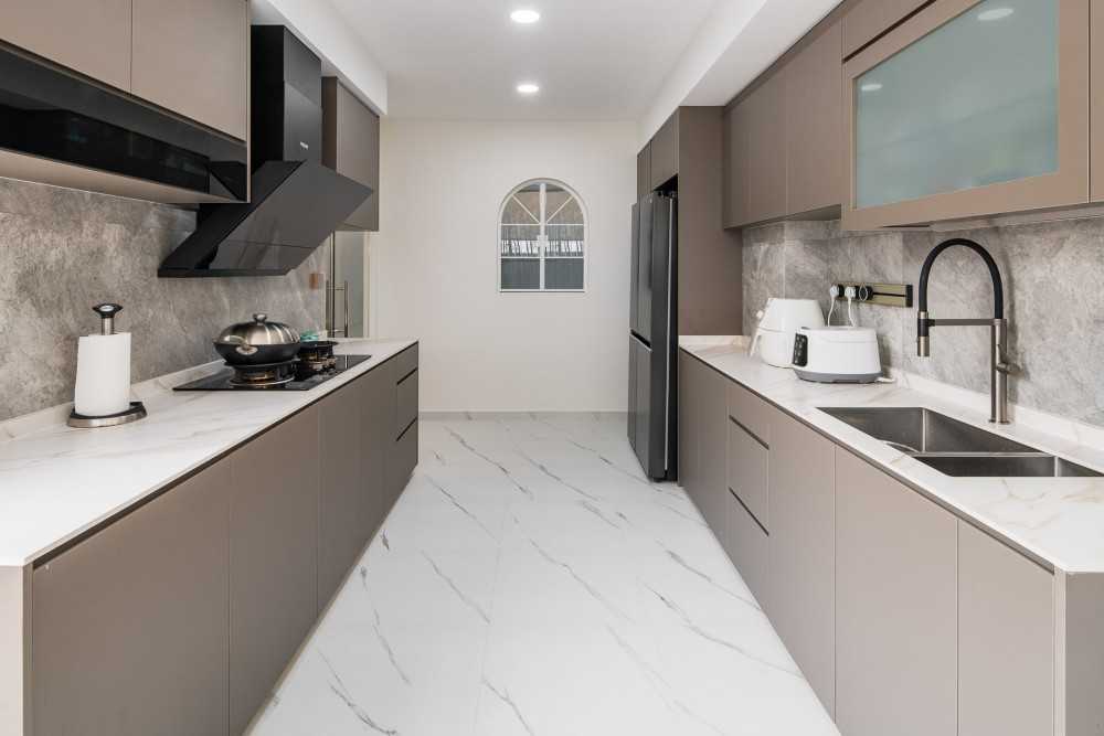 Contemporary Kitchen with Countertop and Homogeneous Tiles