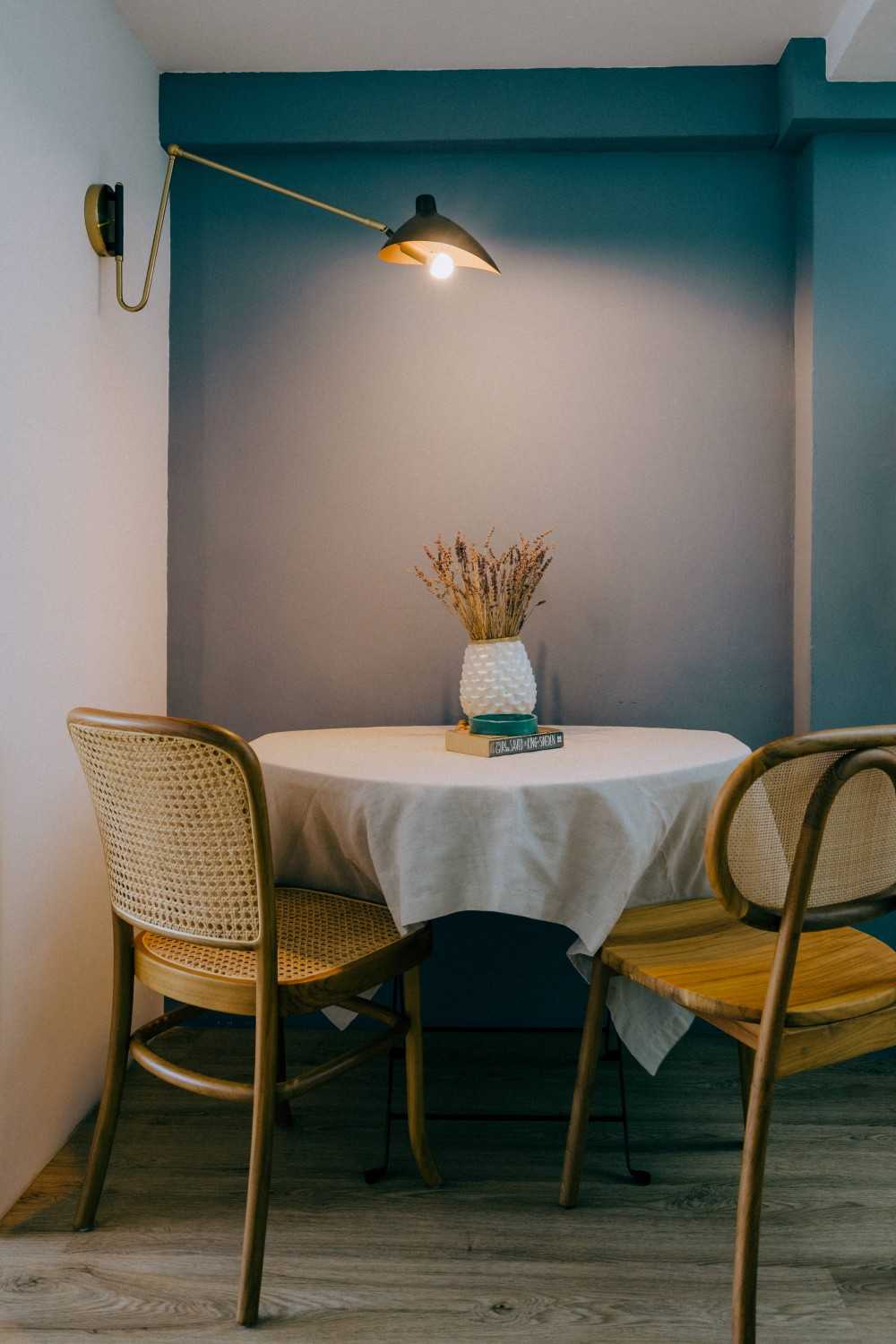 Vintage Dining Room with Dining Table and Lighting