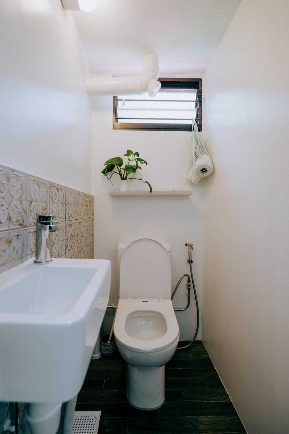 Vintage Bathroom with Bathroom Accessories and Porcelain Tiles