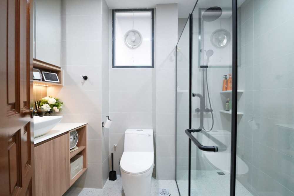Scandinavian Bathroom with Homogeneous Tiles and Shower Screen