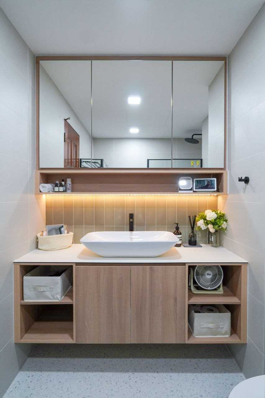 Scandinavian Bathroom with Homogeneous Tiles and Mirror