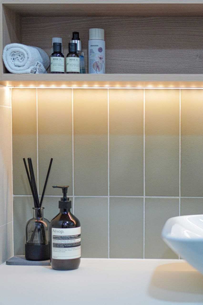 Scandinavian Bathroom with Countertop and Homogeneous Tiles