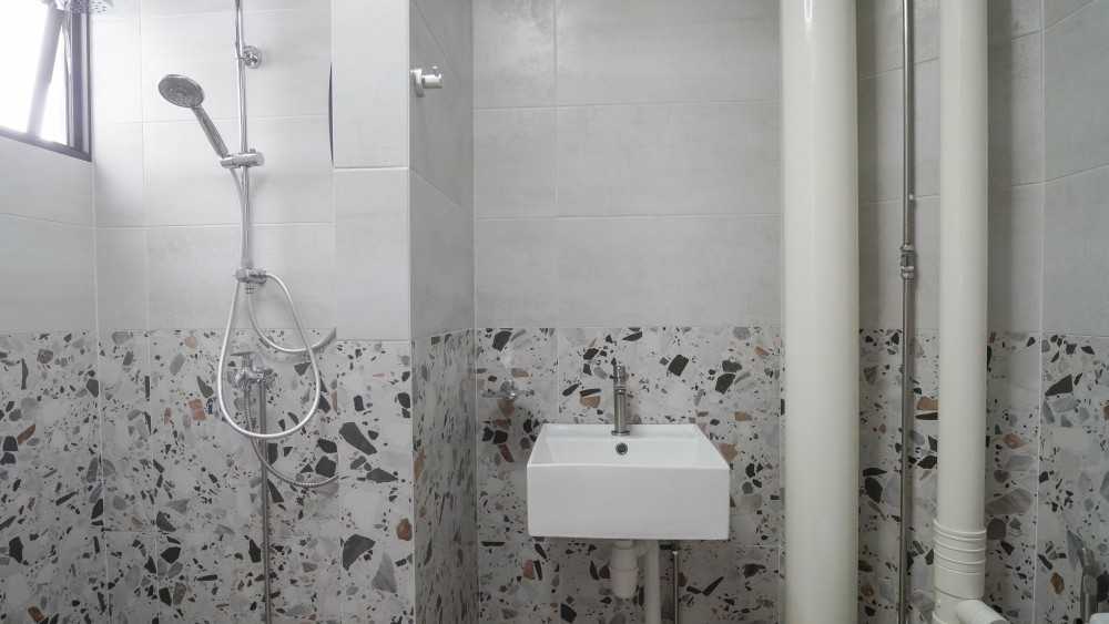 Scandinavian Bathroom with Homogeneous Tiles and Bathroom Sinks