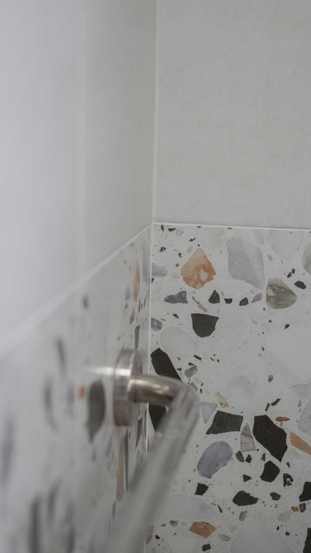 Scandinavian Bathroom with Homogeneous Tiles and Tiles