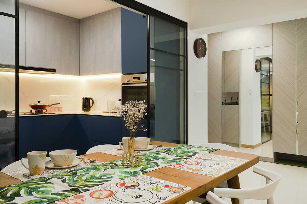 Contemporary Kitchen with Countertop and Kitchen Accessories
