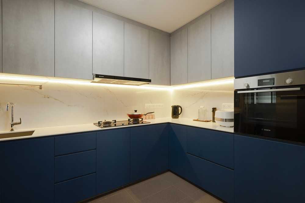 Contemporary Kitchen with Countertop and Kitchen Backsplash
