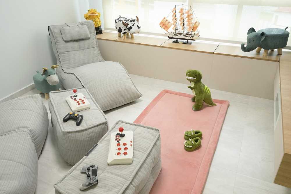 Contemporary Living Room with Settee and Homogeneous Tiles