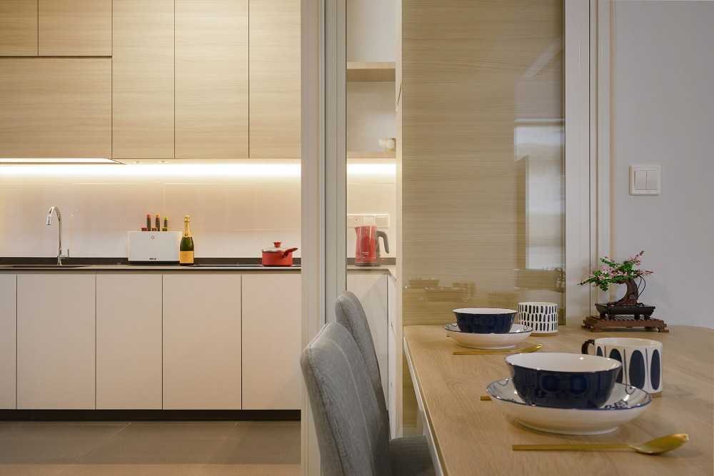 Contemporary Kitchen with Countertop and Homogeneous Tiles
