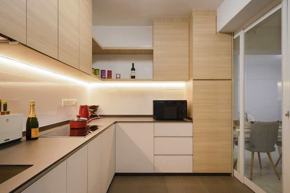 Contemporary Kitchen with Countertop and Homogeneous Tiles