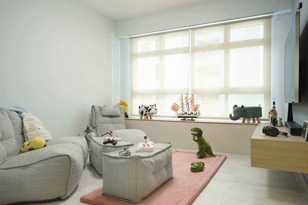 Contemporary Living Room with Settee and Homogeneous Tiles