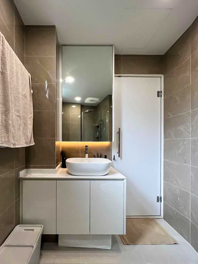 Scandinavian Bathroom with Mirror and Bathroom Storage