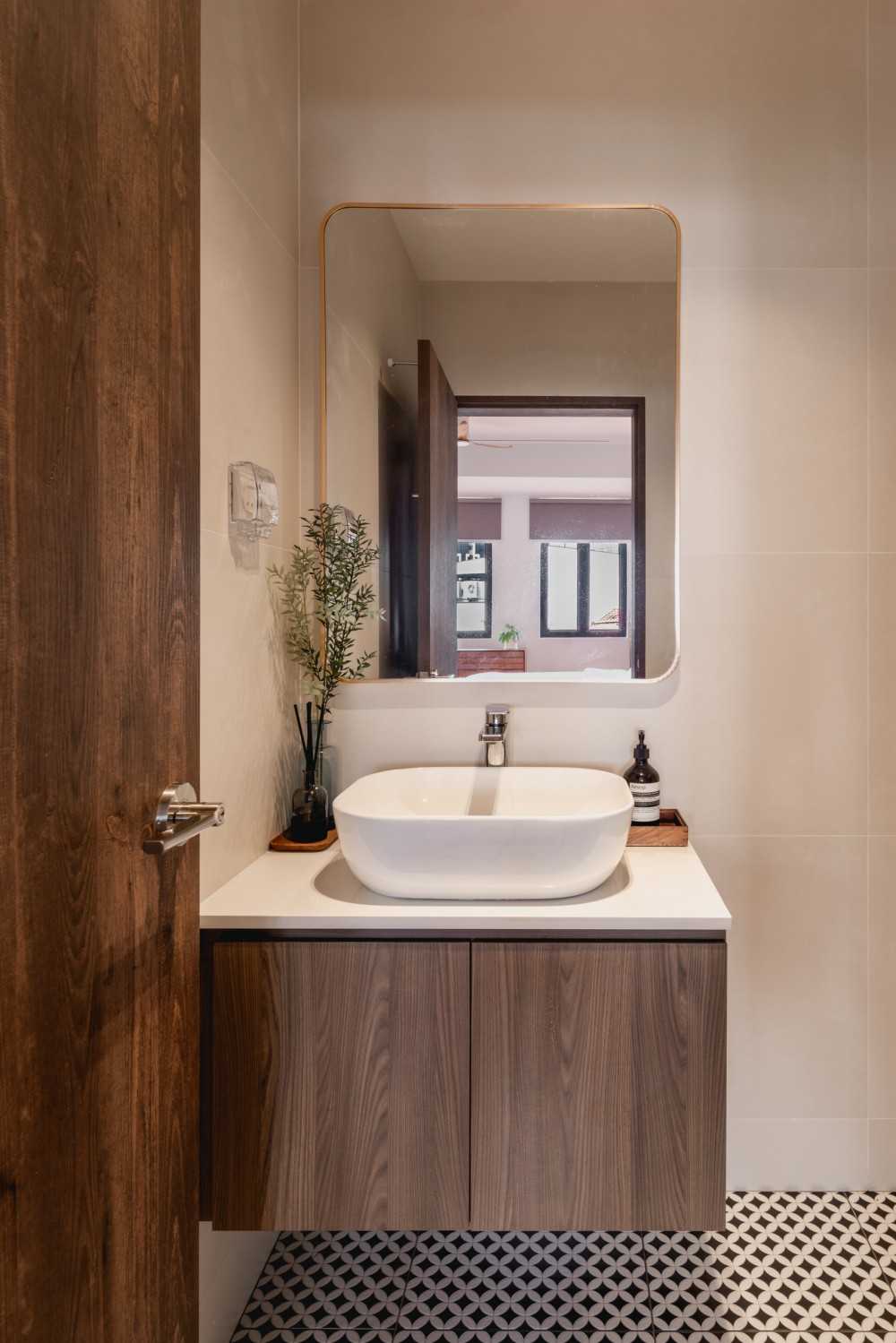 Scandinavian Bathroom with Mirror and Bathroom Storage