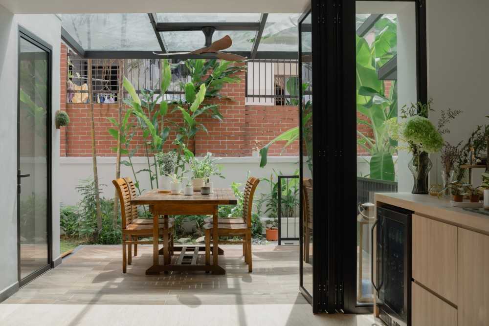 Scandinavian Patio with Ceiling Fan and Outdoor Table