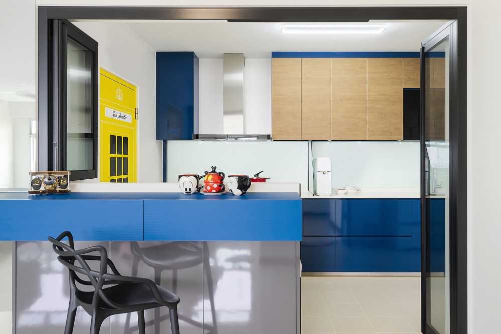 Contemporary Kitchen with Countertop and Kitchen Island