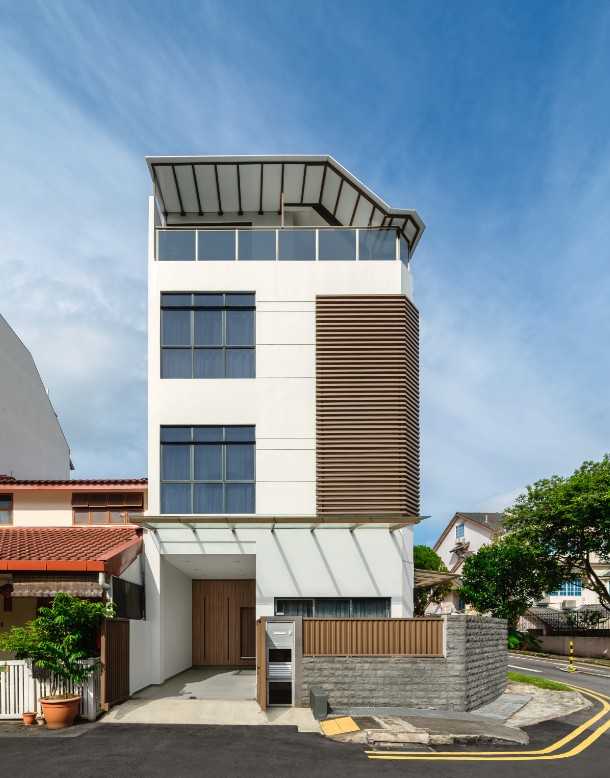 Contemporary Courtyard with Homogeneous Tiles and Awning