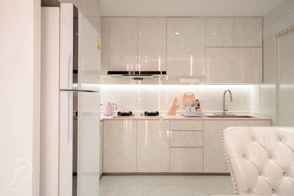 Modern Kitchen with Homogeneous Tiles and Wood Flooring
