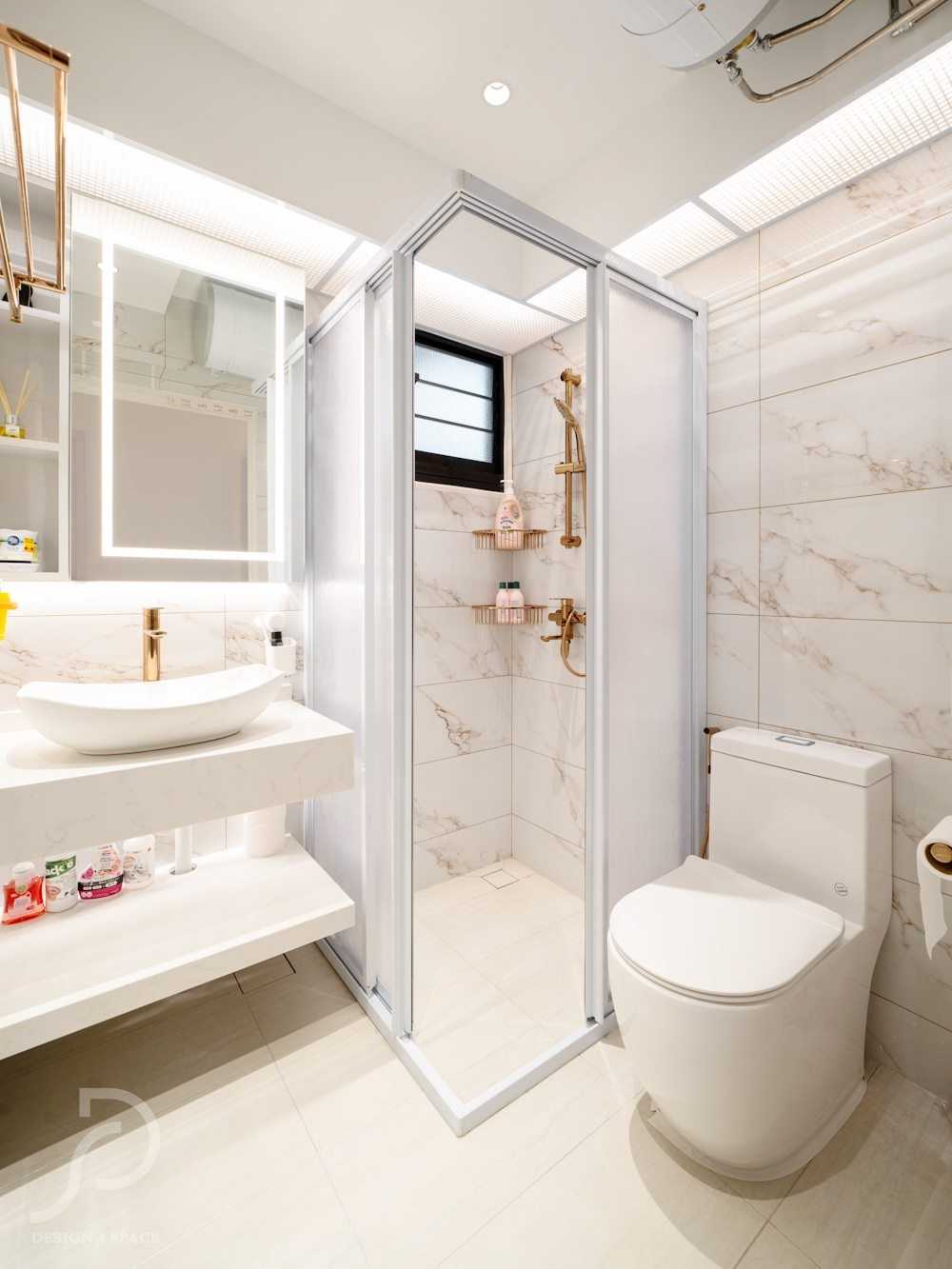 Modern Bathroom with Homogeneous Tiles and Mirror