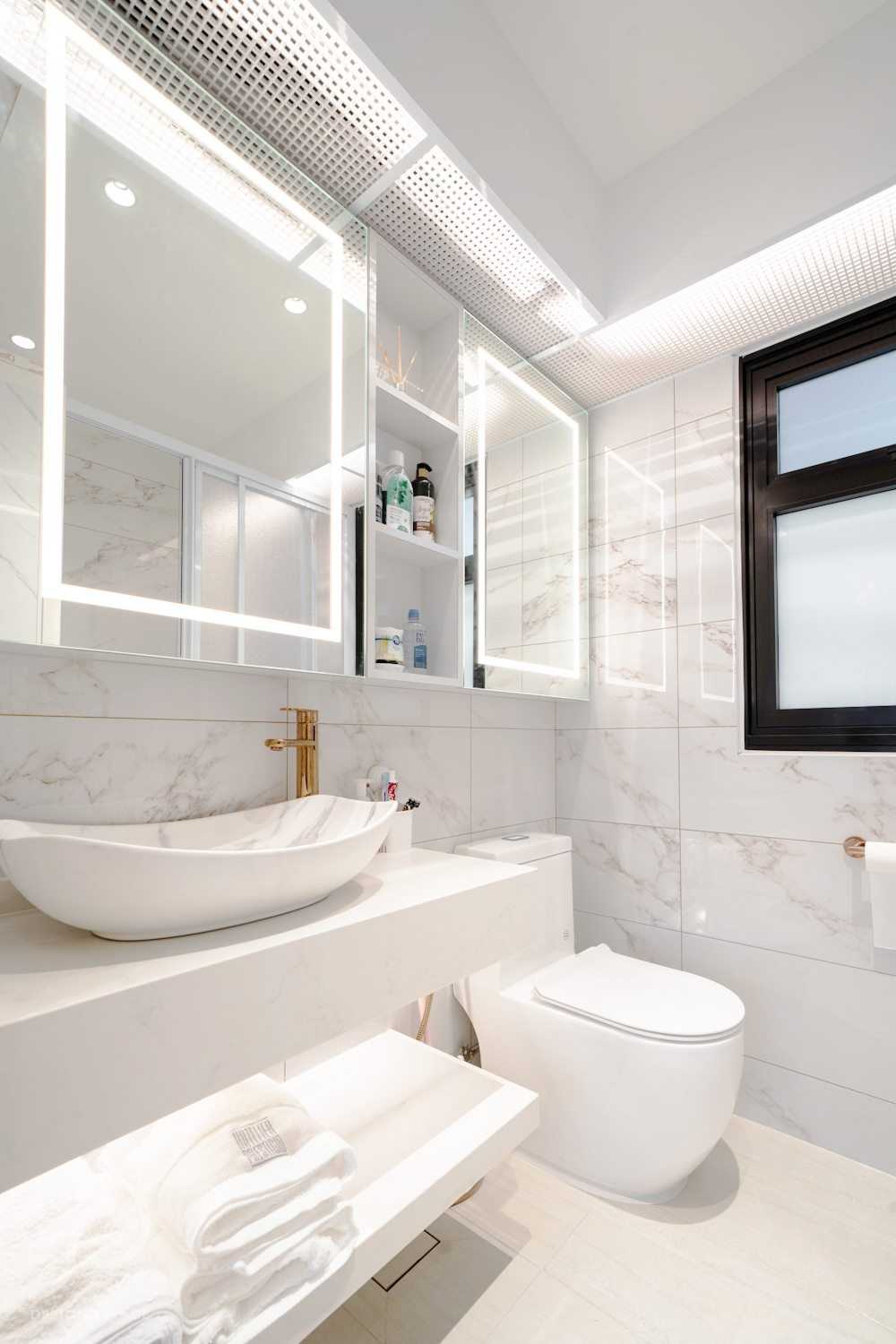 Modern Bathroom with Wood Flooring and Mirror