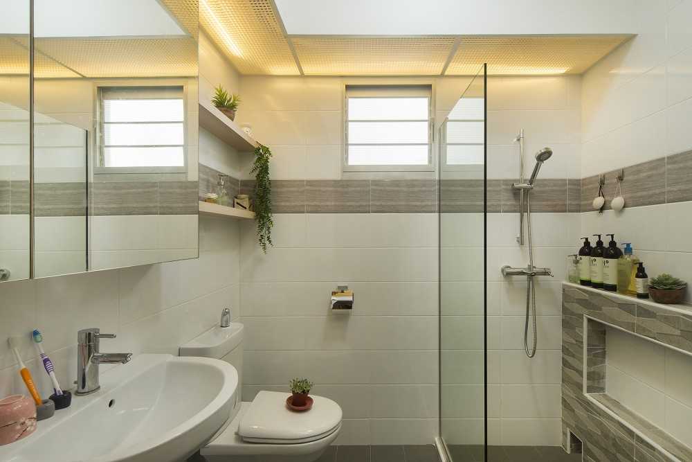 Contemporary Bathroom with Homogeneous Tiles and Mirror